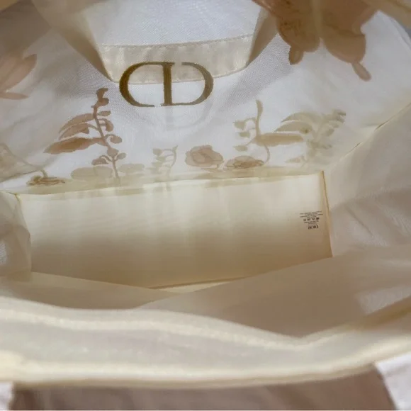 Dior Elegant Floral Embroidered Tote Bag - Picture 3 of 5